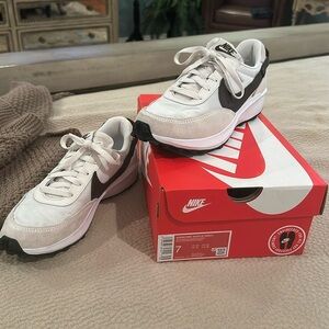 Nike waffle debut, size 7, worn 2 times.